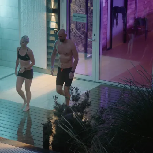 Restaurant-Havlit_Faaborg-Fjord_Par på vej i infinitypool.webp