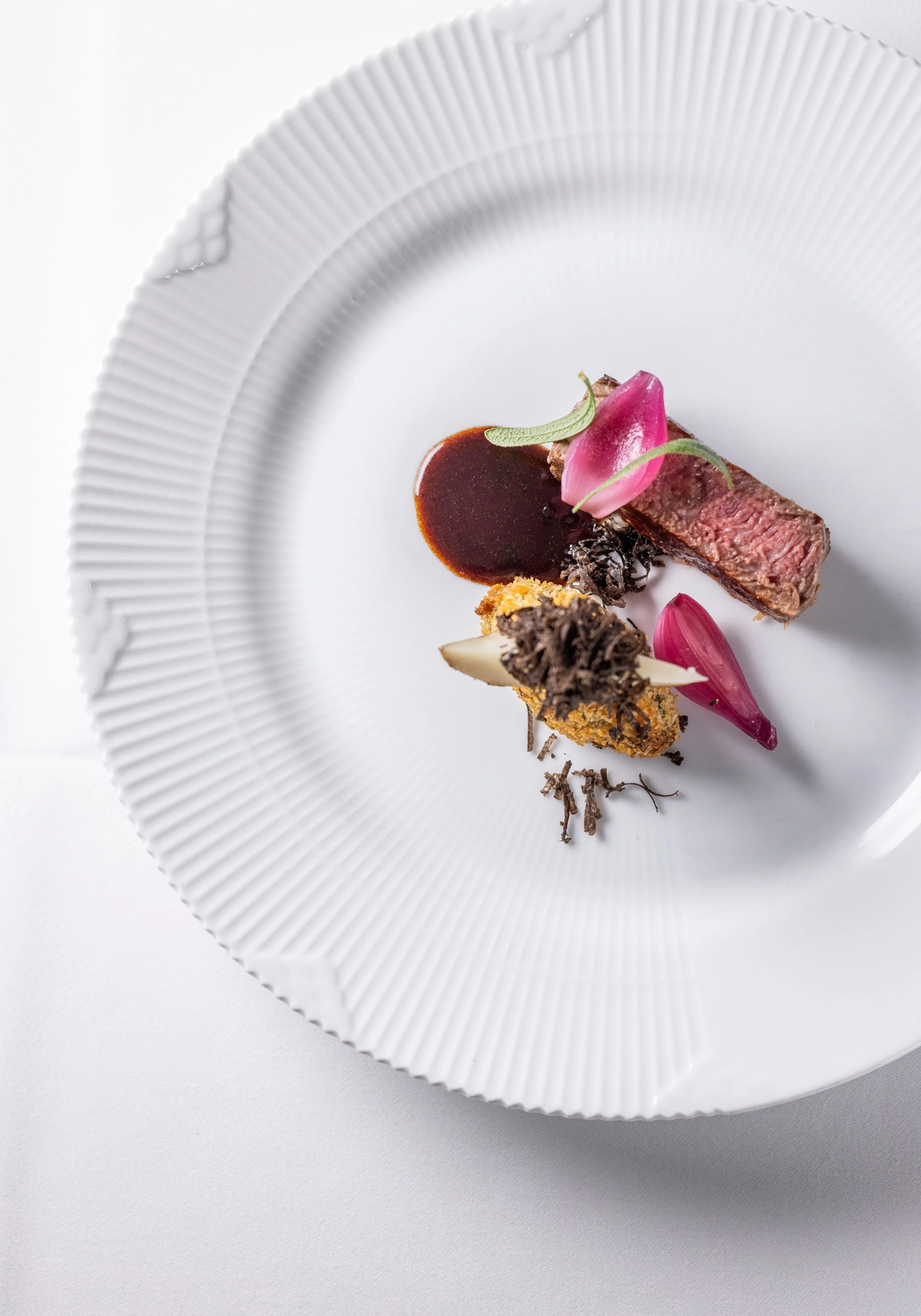 Restaurant-Havlit_Faaborg-Fjord_Steak med syltede rødløg.webp