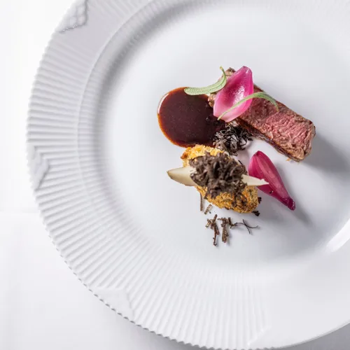 Restaurant-Havlit_Faaborg-Fjord_Steak med syltede rødløg.webp