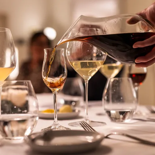 Restaurant-Havlit_Faaborg-Fjord_Vin skænkes fra karaffel.webp