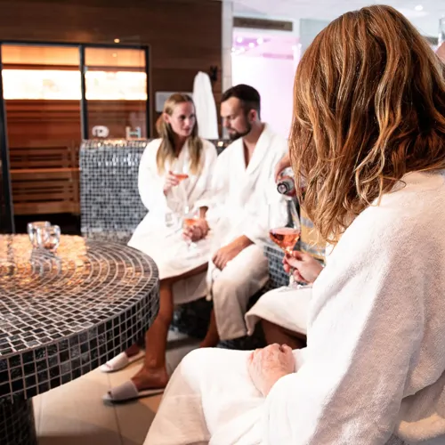 Restaurant-Havlit_Faaborg-Fjord_To par drikker vin i spa.webp