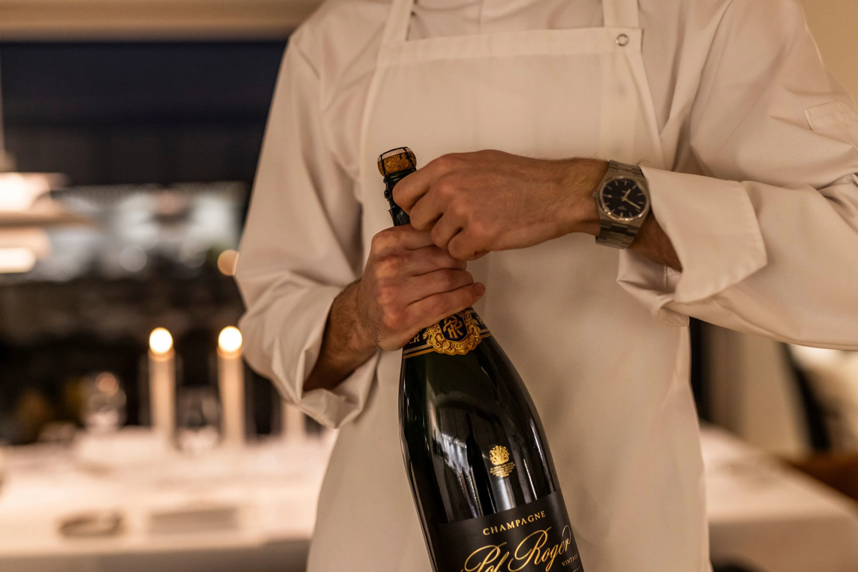 Restaurant-Havlit_Faaborg-Fjord_Champagne åbnes.webp