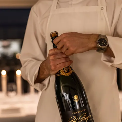 Restaurant-Havlit_Faaborg-Fjord_Champagne åbnes.webp