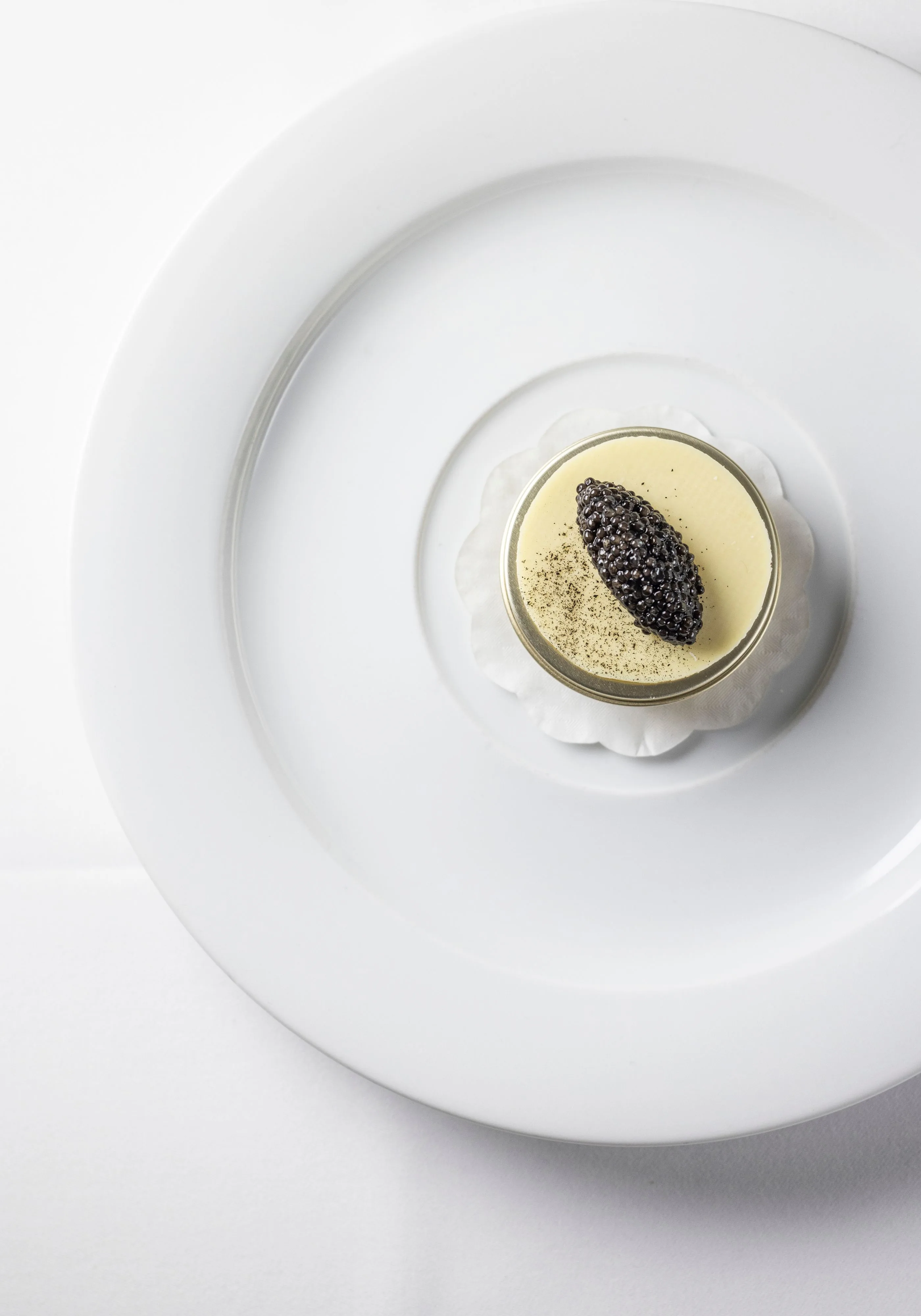 Restaurant-Havlit_Faaborg-Fjord_Hvid ckokolade med kaviar.webp