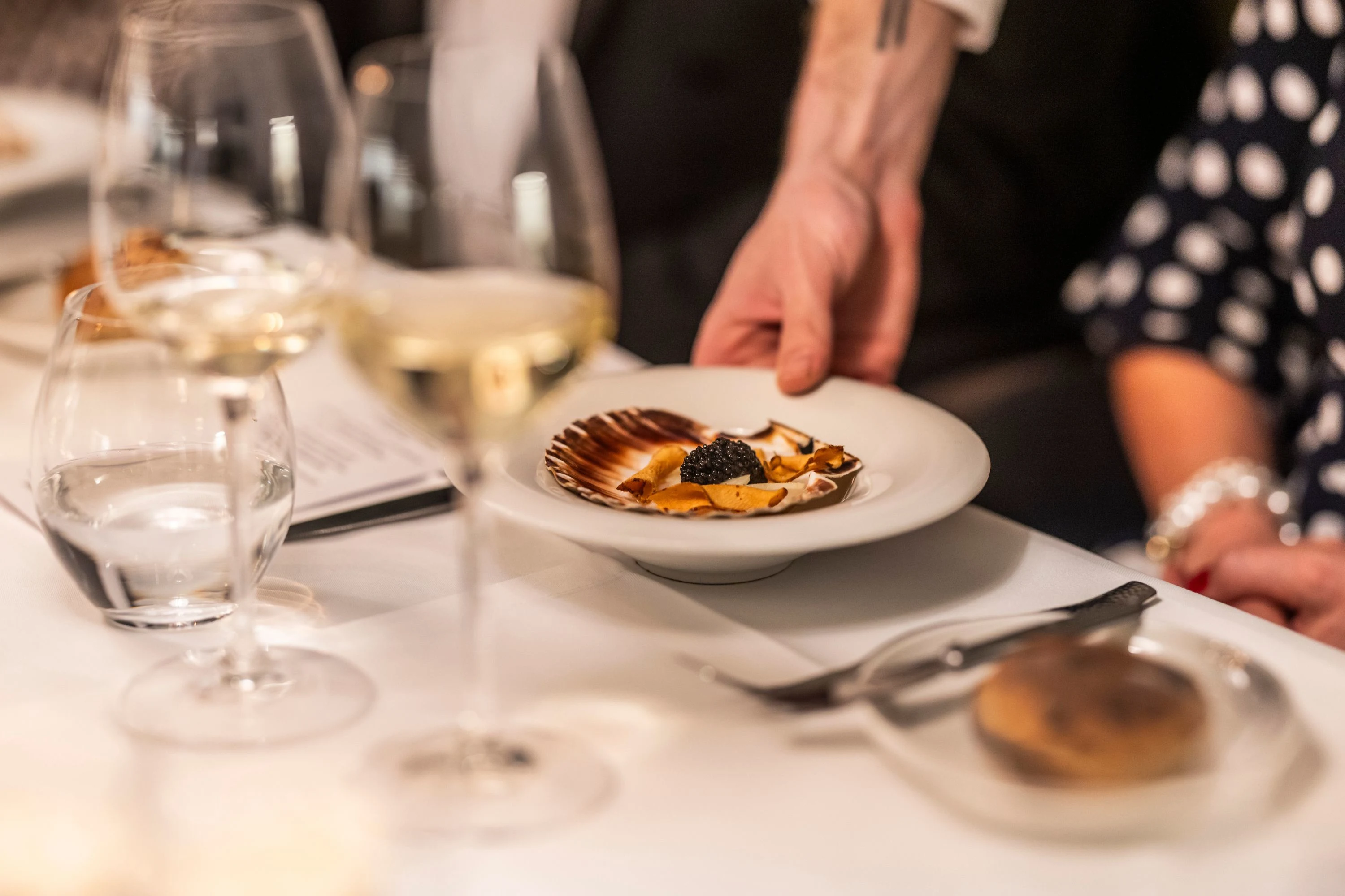 Restaurant-Havlit_Faaborg-Fjord_tallerken med musling serveres.webp