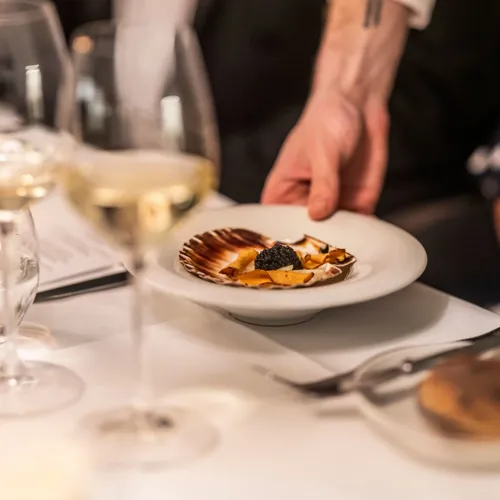 Restaurant-Havlit_Faaborg-Fjord_tallerken med musling serveres.webp