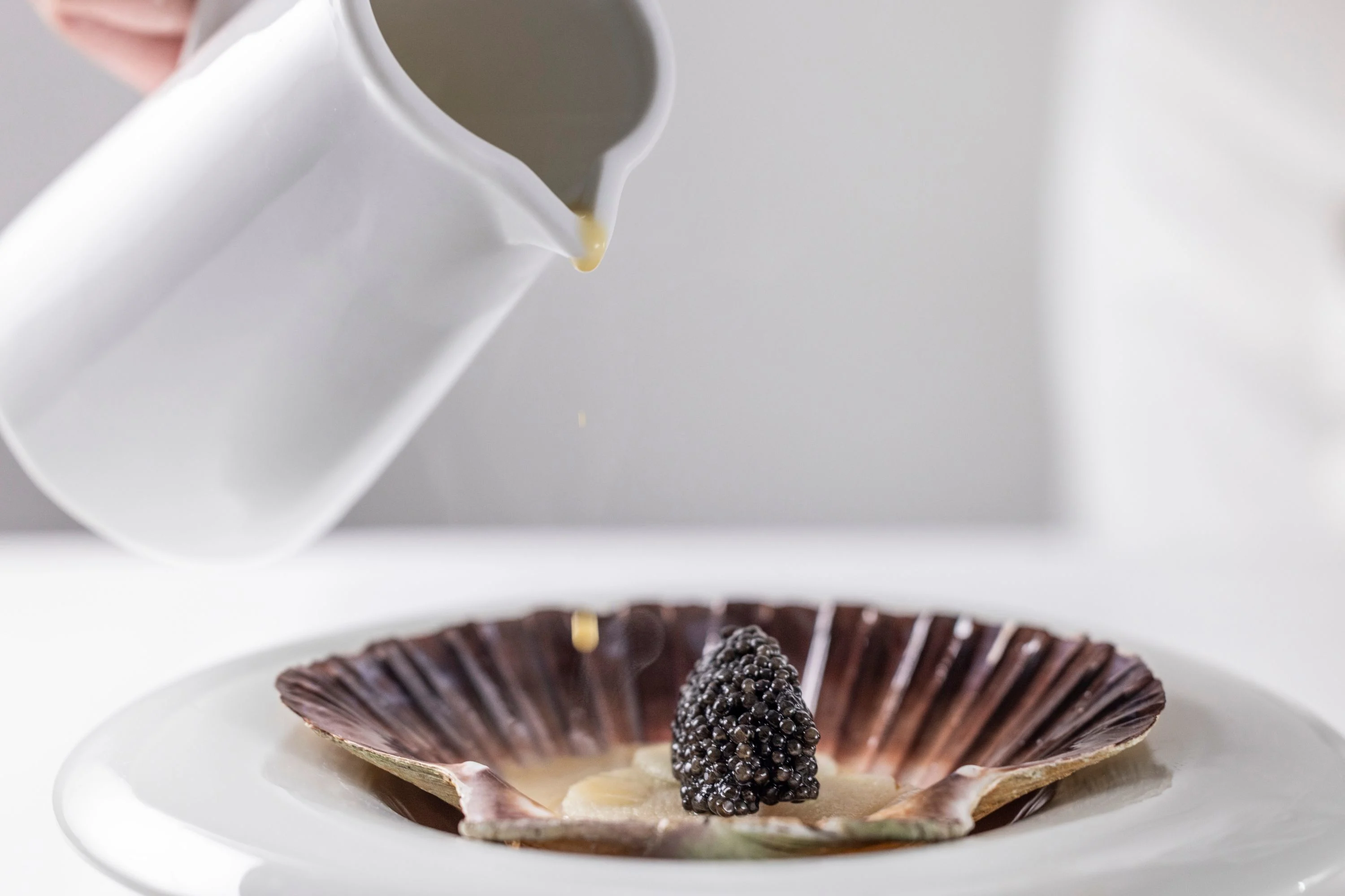 Restaurant-Havlit_Faaborg-Fjord_Souce hældes på muslingeret.webp