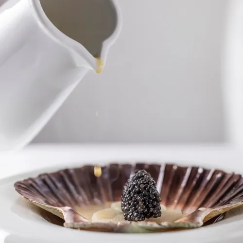 Restaurant-Havlit_Faaborg-Fjord_Souce hældes på muslingeret.webp