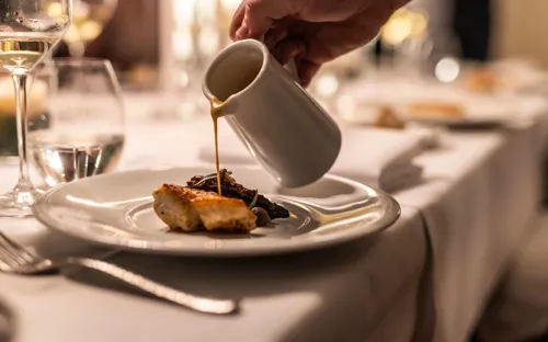 Restaurant-Havlit_Faaborg-Fjord_Gourmet servering i restaurant Havlit.webp